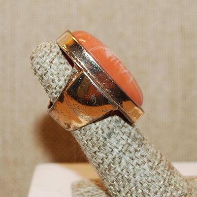 Size 5 VINTAGE Oversized Oval CORAL& White Splash Ring on a Solid Gold Tone Band (20.2g)