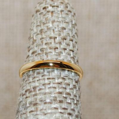 Size 4 Delicate Gold Colored No Stones Ring on a Gold Tone Band (1.0g)