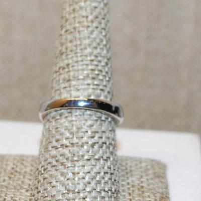 Size 5 Curved Setting Ring with "Waves" of Small Accent Stones on a Silver Tone Band (3.3g)