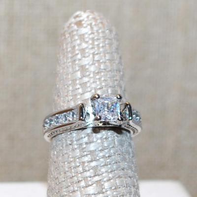 Size 5½ Engagement/Wedding Style Ring with Azure Cut Main Stone & Stone Side Accents on a Silver Tone Band (3.4g)