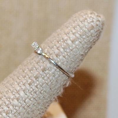 Size 6 Delicate CLEAR Rectangle Stone Ring with 2 Clear Round Stones Sides on a Silver Tone Band (0.8g)