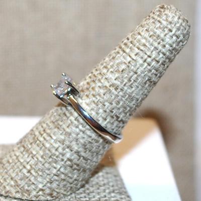 Size 6 Classic Single Clear Round Stone Ring on a Silver Tone Band (2.1g)