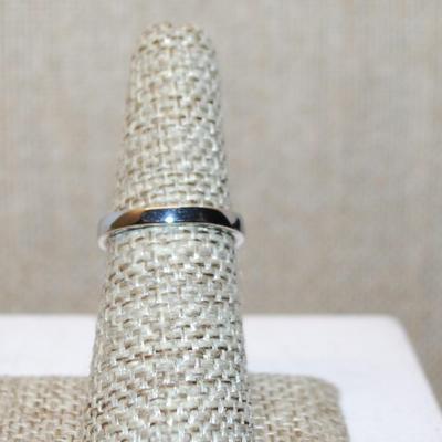 Size 6 Single Round Clear Stone Ring with Faint Line Accents on a Silver Tone Band (3.4g)