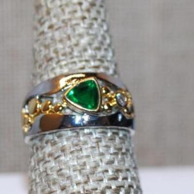 Size 6 Marked .925 Two-Tone Ring with Trillion Cut Green Stone on Silver Band (4.4g)