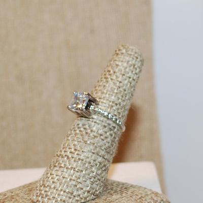 Size 6¼ Large Beveled Clear Stone Nested Ring with Tiny Clear Stone Side Accents on a Silver Tone Band (2.4g)