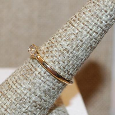 Size 6½ Small Horizontal Clear Oval Stone Ring with 2 Side Accents on a Gold Tone Band (1.4g)