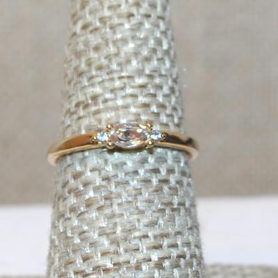 Size 6½ Small Horizontal Clear Oval Stone Ring with 2 Side Accents on a Gold Tone Band (1.4g)