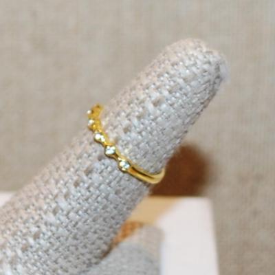 Size 6½ Round Clear Stones 8 in a Row Ring on a Gold Tone Band (1.2g)