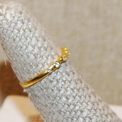 Size 6½ Round Clear Stones 8 in a Row Ring on a Gold Tone Band (1.2g)