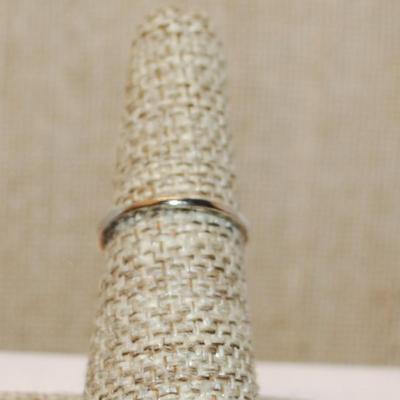 Size 6½ Delicate Aquamarine Enamel "V" Slant Ring on a Silver Tone Band (1.1g)