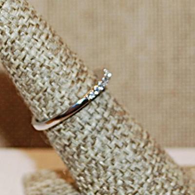 Size 6½ Delicate Half Infinity Single Row of Clear Stones Ring on a Silver Tone Band (1.6g)