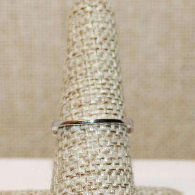 Size 7 Pink Center Main Stone Ring with "V" Layered Side Accents on a Silver Tone Band (2.8g)