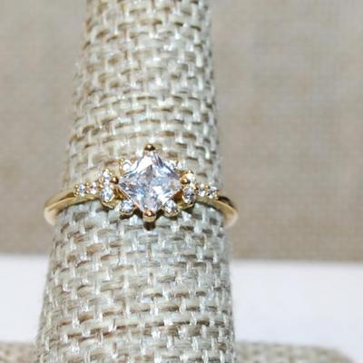 Size 7 Small "Starburst" Style Ring with Accents & Gold Tone Band (1.6g)