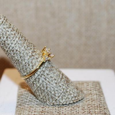 Size 7 Small "Starburst" Style Ring with Accents & Gold Tone Band (1.6g)