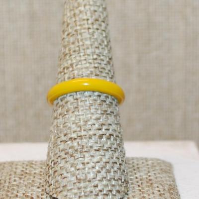 Size 7 YELLOW Enamel Style Ring with a Single Clear Stone (2.3g)