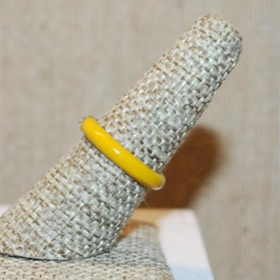 Size 7 YELLOW Enamel Style Ring with a Single Clear Stone (2.3g)