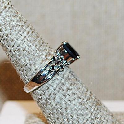 Size 7 BLACK OVAL Stone Ring with 8 Side Black Accent Stones on a Silver Tone Slit Band (3.1g)