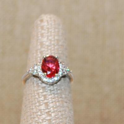 Size 7 Cranberry Colored Oval Main Stone with Clear Stones Surround on a Silver Tone Band (3.3g)