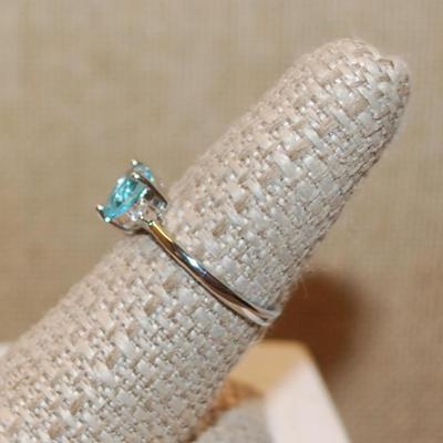 Size 7 AQUAMARINE HEART 3 Prong Stone Ring with 2 Round Clear Stone Sides on a Silver Band (1.7g)