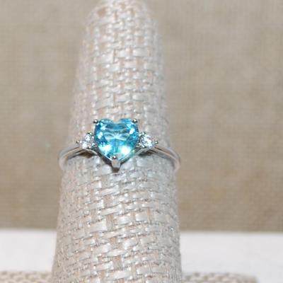 Size 7 AQUAMARINE HEART 3 Prong Stone Ring with 2 Round Clear Stone Sides on a Silver Band (1.7g)