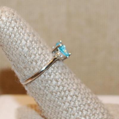 Size 7 AQUAMARINE HEART 3 Prong Stone Ring with 2 Round Clear Stone Sides on a Silver Band (1.7g)