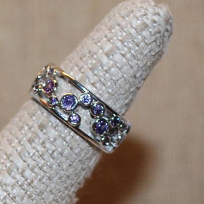 Size 7 Hollowed Infinity Style Setting Ring with Purple Stone "Circles" on a Silver Tone Band (4.6g)