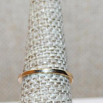 Size 7 Marked .925 Delicate ORANGE Stones Ring with a "V" Bend on a Silver-Filled Gold Colored Band (1.6g)