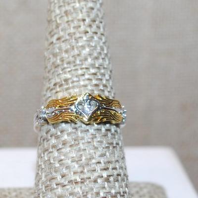 Size 7 Two Tone Gold Front Single Stone Ring with Side Emblem Accents on a Gold Tone Band (2.2g)