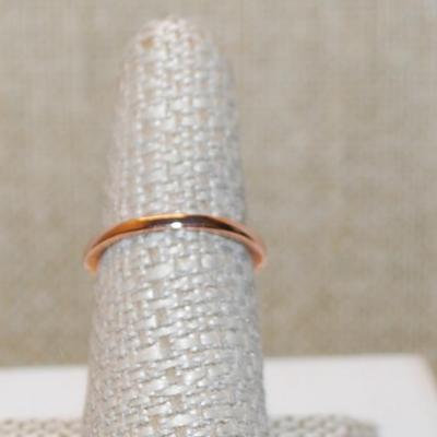 Size 7 Rose Gold 4 Prong Round Clear Main Stone Ring with 8 Accent Stone on Each Side on a Rose Gold Band (2.0g)