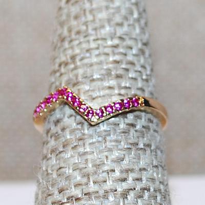 Size 7 Marked .925 Delicate DEEP PINK Stones Ring with a "V" Bend on a Silver-Filled Gold Colored Band (1.2g)