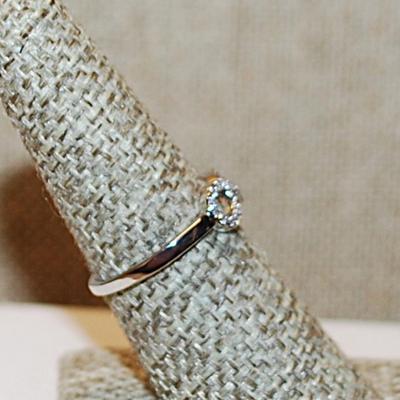 Size 7 Horizontal "Figure 8" Style Ring with Brilliant Tiny Stones on a Silver Tone Band (1.4g)