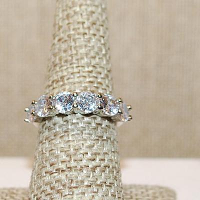 Size 7 Marked .925 Set of 6 Clear Round Stones on a Silver Band (3.7g)