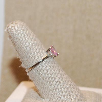 Size 7 PINK HEART 3 Prong Stone Ring with 2 Round Clear Stone Sides on a Silver Band (1.7g)