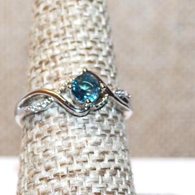 Size 7¼ Transparent Light Blue Round Stone Ring in a Rollercoaster Silver Tone Setting (2.2g)