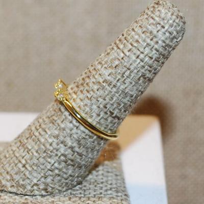 Size 7¼ Marked .925 Delicate CLEAR Rectangle Stone Ring with 2 Side Round Accent Stone on Gold Colored Band (1.2g)