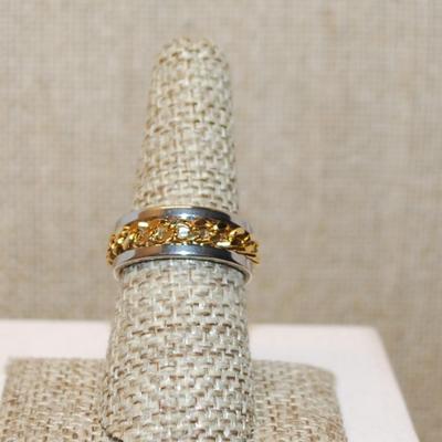 Size 7¼ Two Tone Infinity Style Ring with a Chain Link Middle on a Silver Tone Band (5.6g)