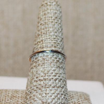 Size 7¼ Iridescent Pearl Style Ring with "Leaves" Side Accents on a Silver Tong Setting (1.6g)