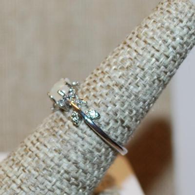 Size 7¼ Iridescent Pearl Style Ring with "Leaves" Side Accents on a Silver Tong Setting (1.6g)