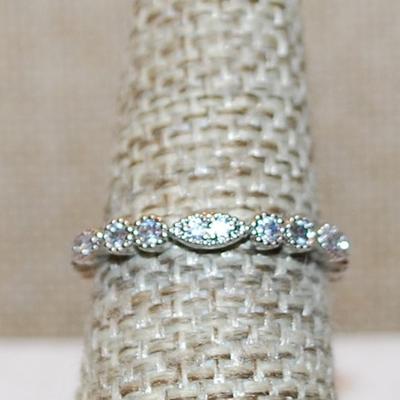 Size 7¼ Delicate Alternating Oval and Round Stones Ring on a Silver Tone Band (1.8g)