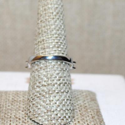 Size 7½ Row of 5 Clear Stones Ring on a Silver Tone Band (3.9g)