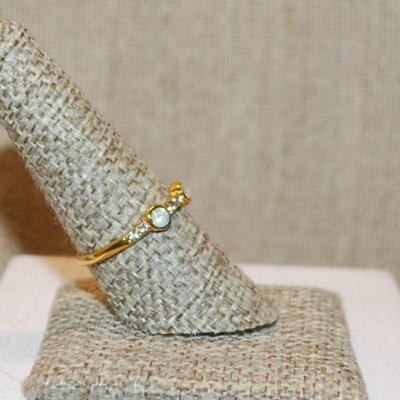 Size 7½ Opal-Style 3 Opaque Round Stones Ring with Clear Stones in Between on a Gold Tone Band (1.5g)