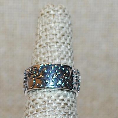 Size 7½ "Sunburst, Moons & Stars" Ring on a Silver Tone No Stones Band (5.4g)