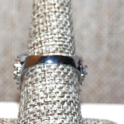 Size 7½ Large Pyramid Cut Green Main Stone & Glitter Flower Petals Side Accents on a Silver Tone Band (8.9g)