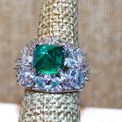 Size 7½ Large Pyramid Cut Green Main Stone & Glitter Flower Petals Side Accents on a Silver Tone Band (8.9g)