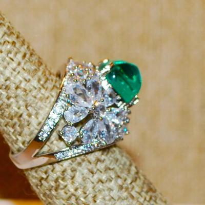 Size 7½ Large Pyramid Cut Green Main Stone & Glitter Flower Petals Side Accents on a Silver Tone Band (8.9g)