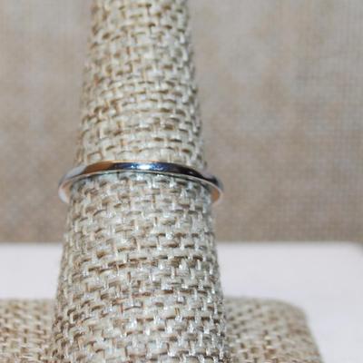 Size 7½ Transparent Dark Blue Stone Asscher Cut 4 Prong with Side Accents on a Silver Tone Band (1.7g)