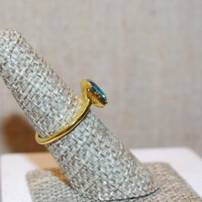 Size 7 ½ Rectangle CORNFLOWER BLUE Single Stone Ring on a Gold Tone Band (2.0g)