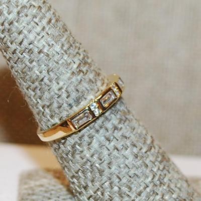Size 7½ "Gold-Lined" Set of 5 Square Stones Ring with Clear Stones In Between on a Gold Tone Band (2.1g)