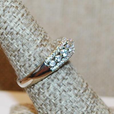 Size 7½ Marked .925 Tapering Sized Clear Stones Row & 2 More Brilliant Stone Rows on a Silver Band (3.6g)