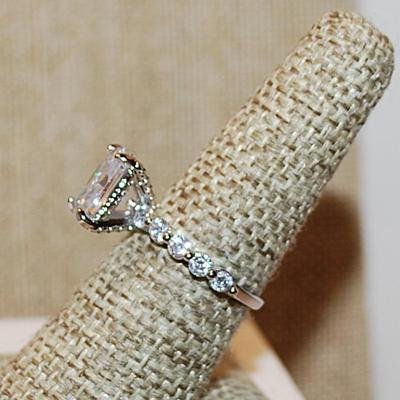 Size 7½ Hi-Rise Clear Rectangle Stone Ring with 10 Side Accent Stones on a Silver Tone Band (3.9g)
